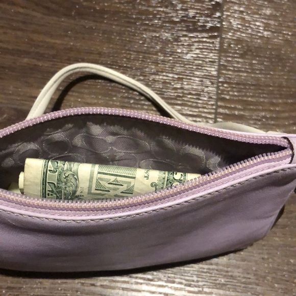 Coach lavender wristlet with white hang tag - Picture 5 of 5